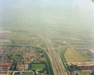 118485 Luchtfoto van het verkeersplein Laagraven en de A12 te Utrecht met links een gedeelte van de wijk Hoograven en ...